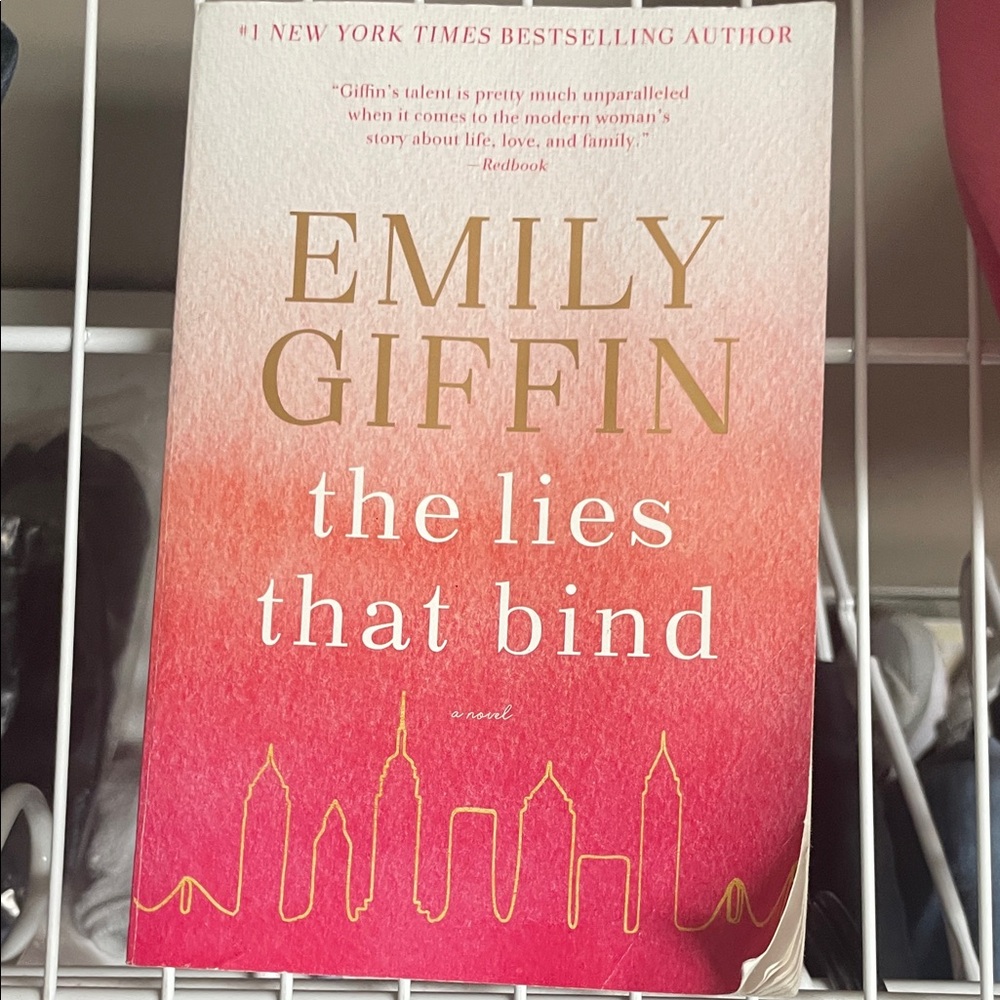 Emily Giffin 'The Lies That Bind' Book